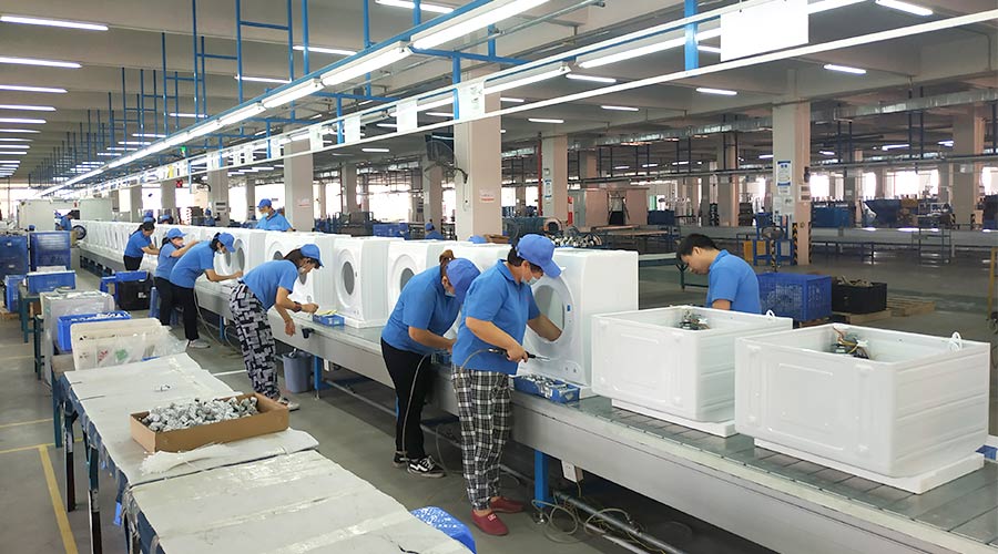 高效率！員工們忙碌地開展巴西客戶的衣物烘干機(jī)生產(chǎn)工作