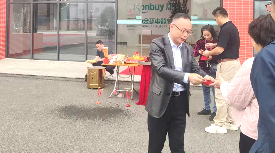 開工好兆頭！金環(huán)電器為全體員工發(fā)放紅包福利！
