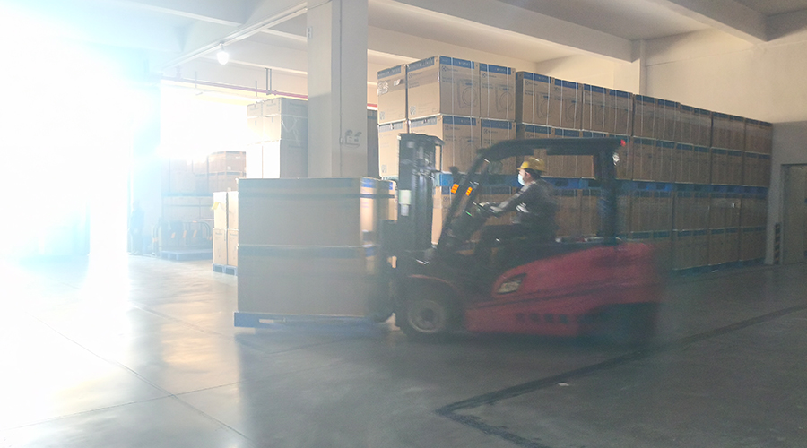 倉(cāng)庫(kù)繁忙，每日多條柜滾筒干衣機(jī)發(fā)往全球