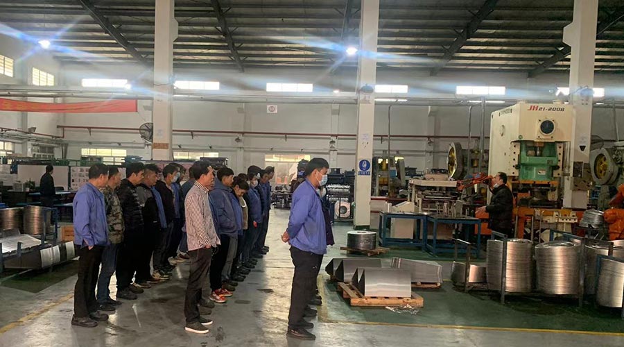 意氣奮發(fā)！金環(huán)電器沖壓車間組織人員開展例行早會(huì)